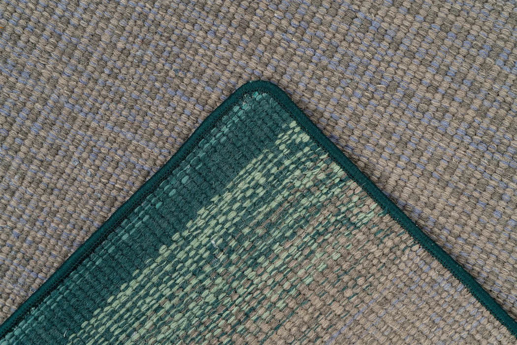 {{ product.title }}