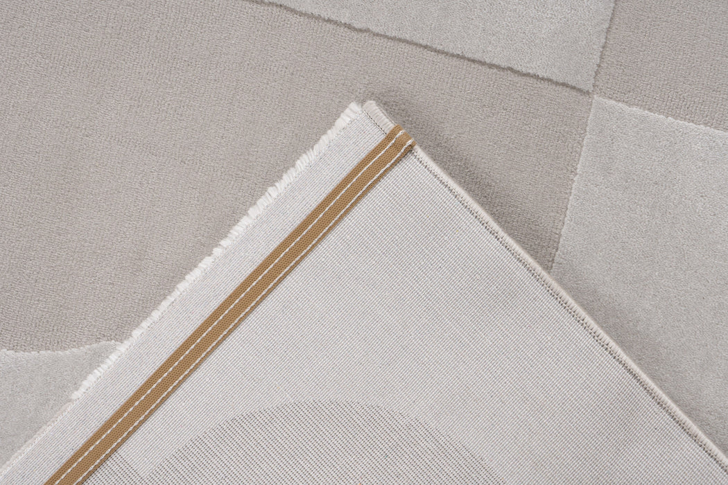 {{ product.title }}