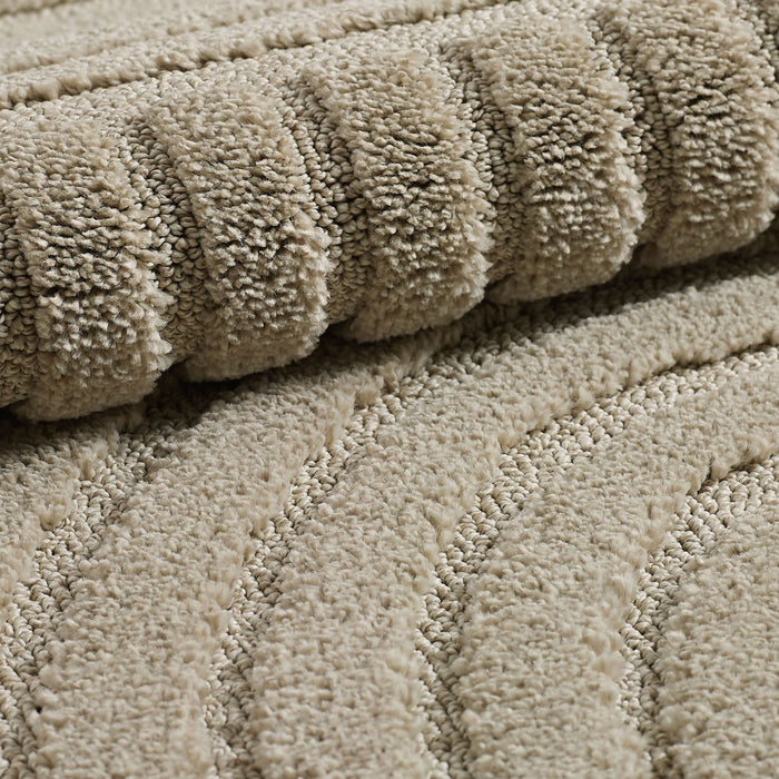 Detail van het gevouwen Art hoogpolig vloerkleed met Japandi design in beige